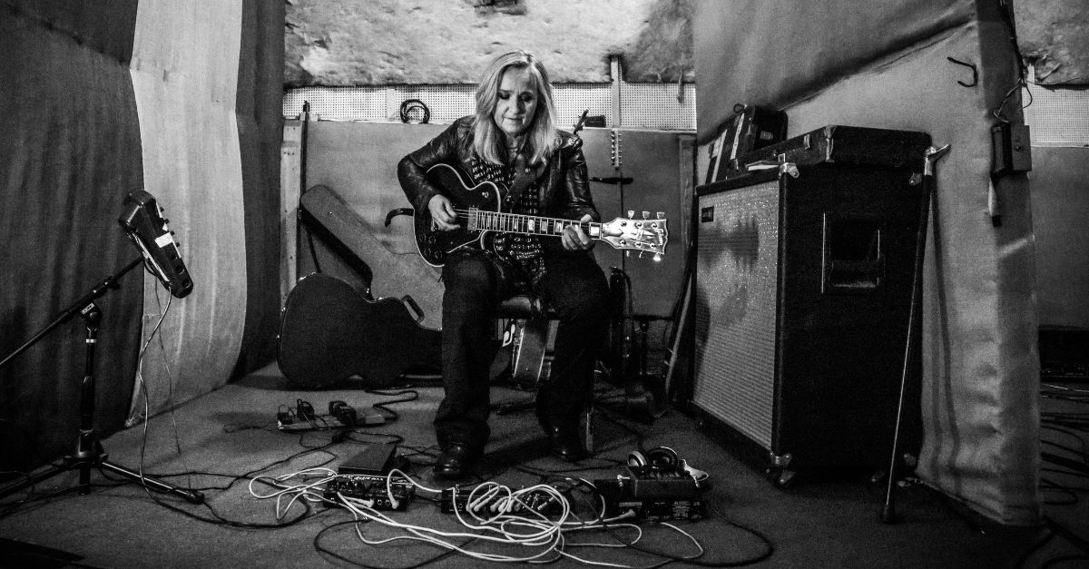 Melissa Etheridge holding guitar